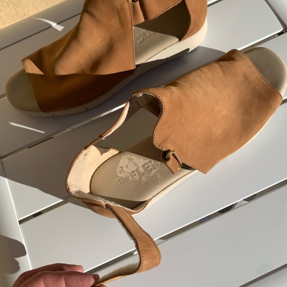 The FLEXX tan leather sandals size 10 (European 42) - Picture 13 of 16